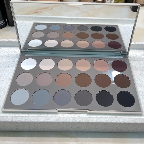 Morphe ~ ‘18CT MATTE ESSENTIALS’ Artistry Eyeshadow Palette ~ Full Size ~ NIB - Picture 4 of 16